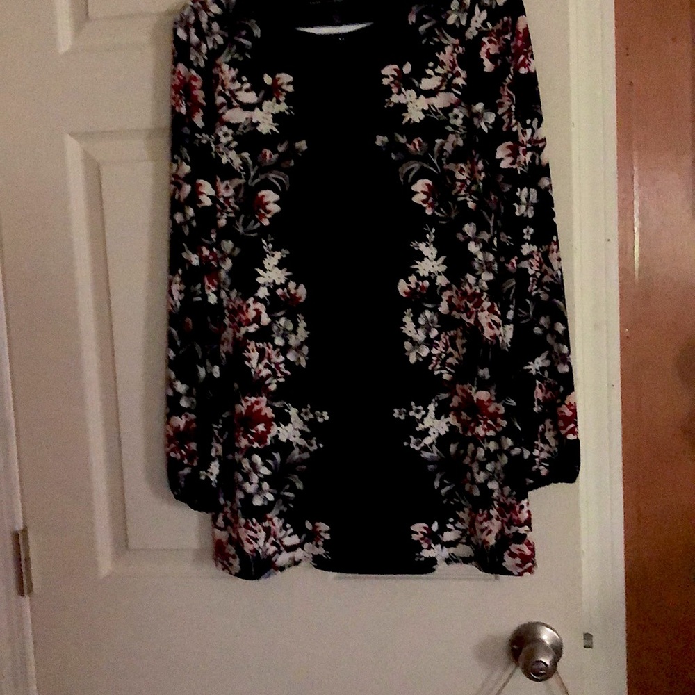 Long sleeve elastic wrist black with flowers top
